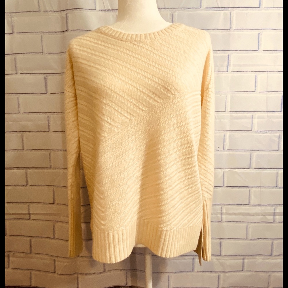 ❤️💝✨CLEARANCE❤️💝✨ Bar III Sweater lace up sleeve
